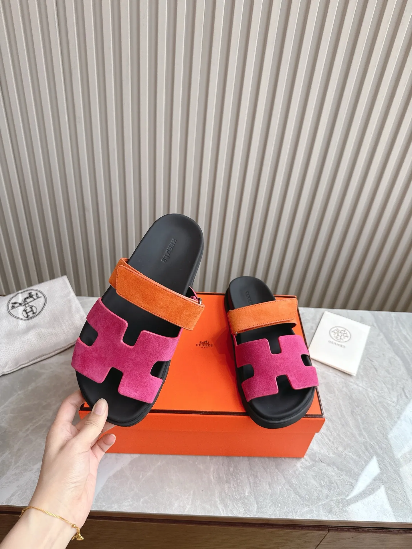p480🐮🐮Couple model (top version) H family 2024 spring and summer new style HERMES Hermes' recently popular couple model pig nose angle sandals and slippers, paired with various colorful socks, popular. Upper: imported original deerskin (the genuine leather edging is not ordinary super migration). Lining: imported genuine leather. Outsole: Tpu non-slip and wear-resistant outsole. Size: Female 35-42 (40/42 non-returnable and non-exchangeable) Male size: 39-45 (45 non-refundable and non-exchangeable)